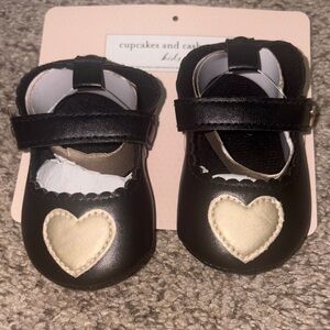 cupcakes & cashmere Black and gold Baby Shoes